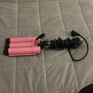 Pink Triple Barrel “Babe Waves” Hair Curler